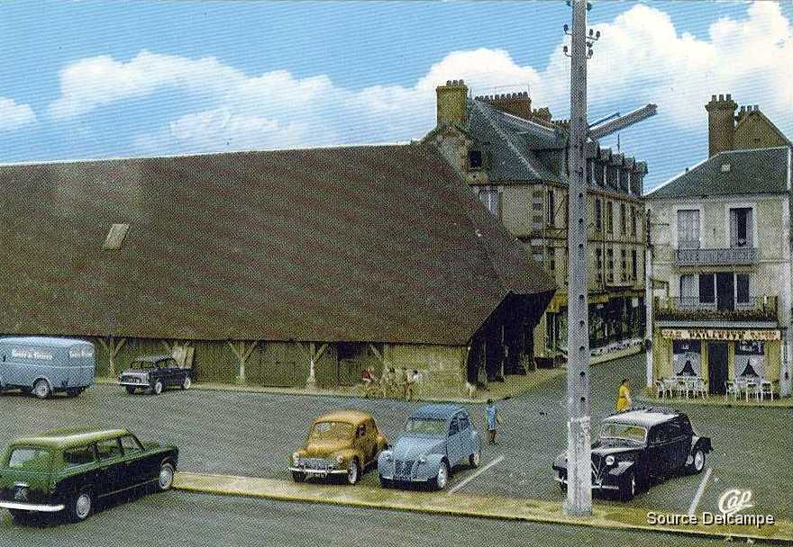 14 Dives Sur Mer Les halles et la Rue Paul Canta.jpg